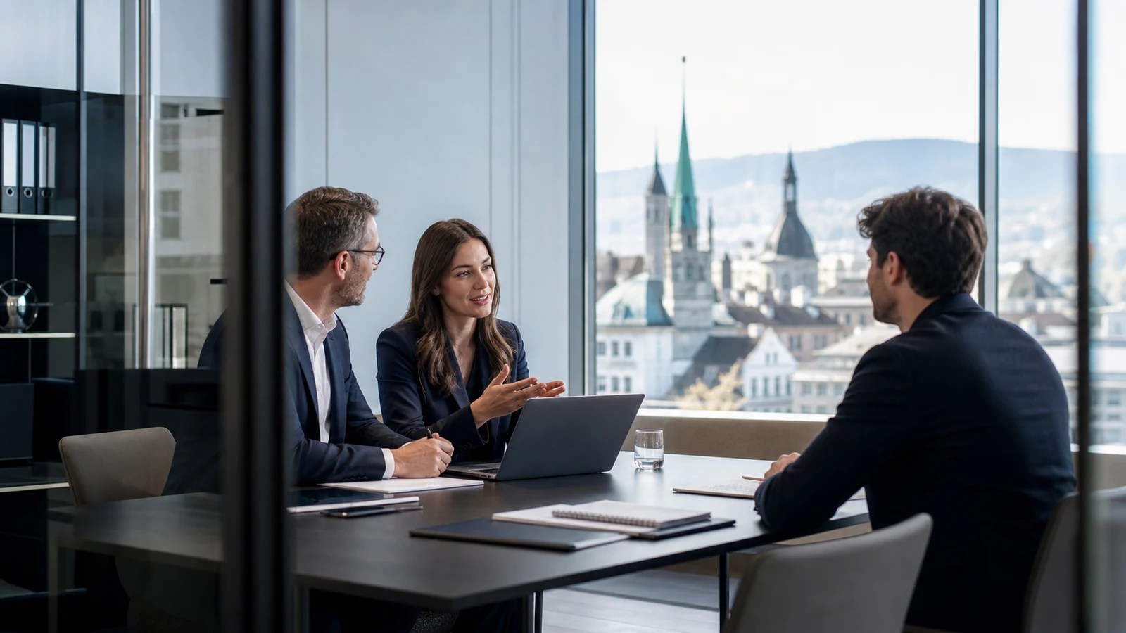 Scène professionnelle suisse dédiée à l'article Recruteur en Suisse : comment travailler avec les bons cabinets RH en 2026