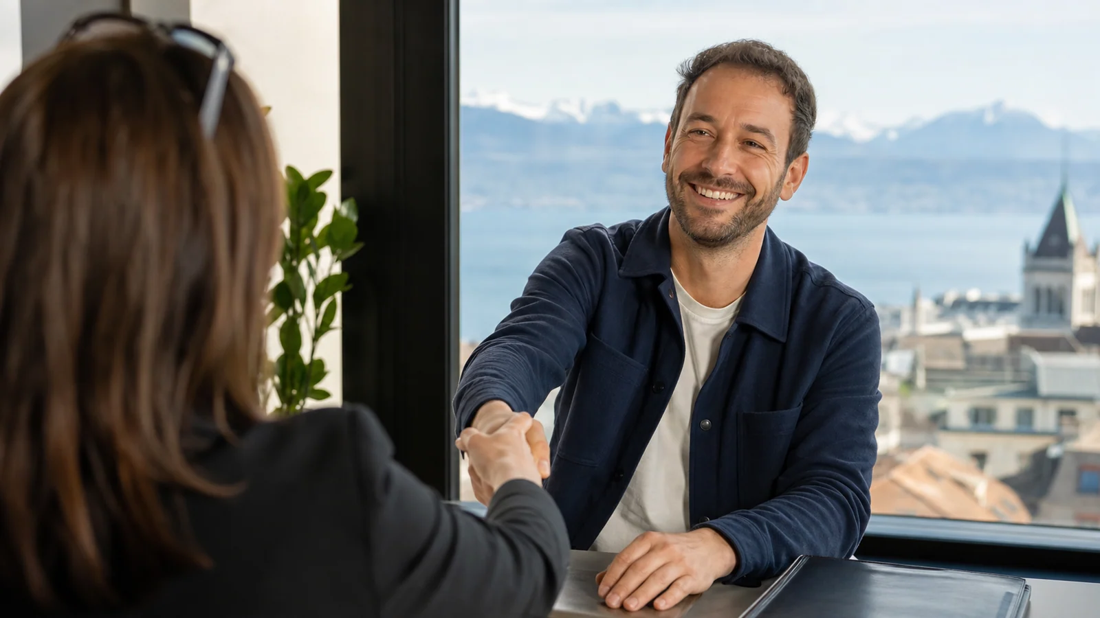 Employeur rencontrant une candidate dans un environnement professionnel romand