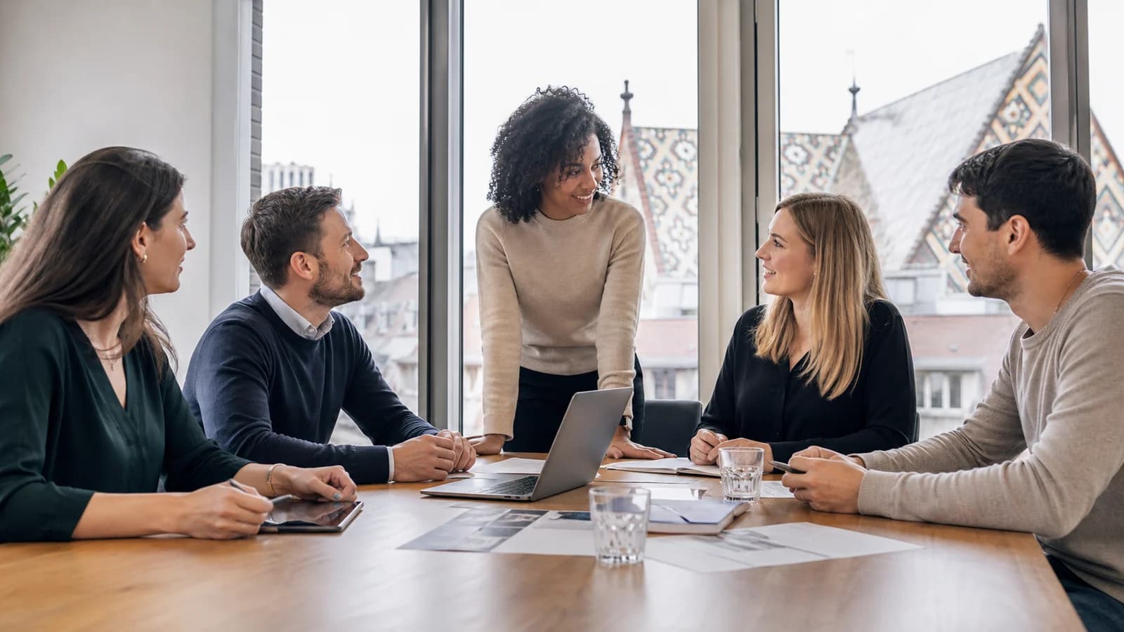 Équipe professionnelle multilingue réunie dans une entreprise suisse