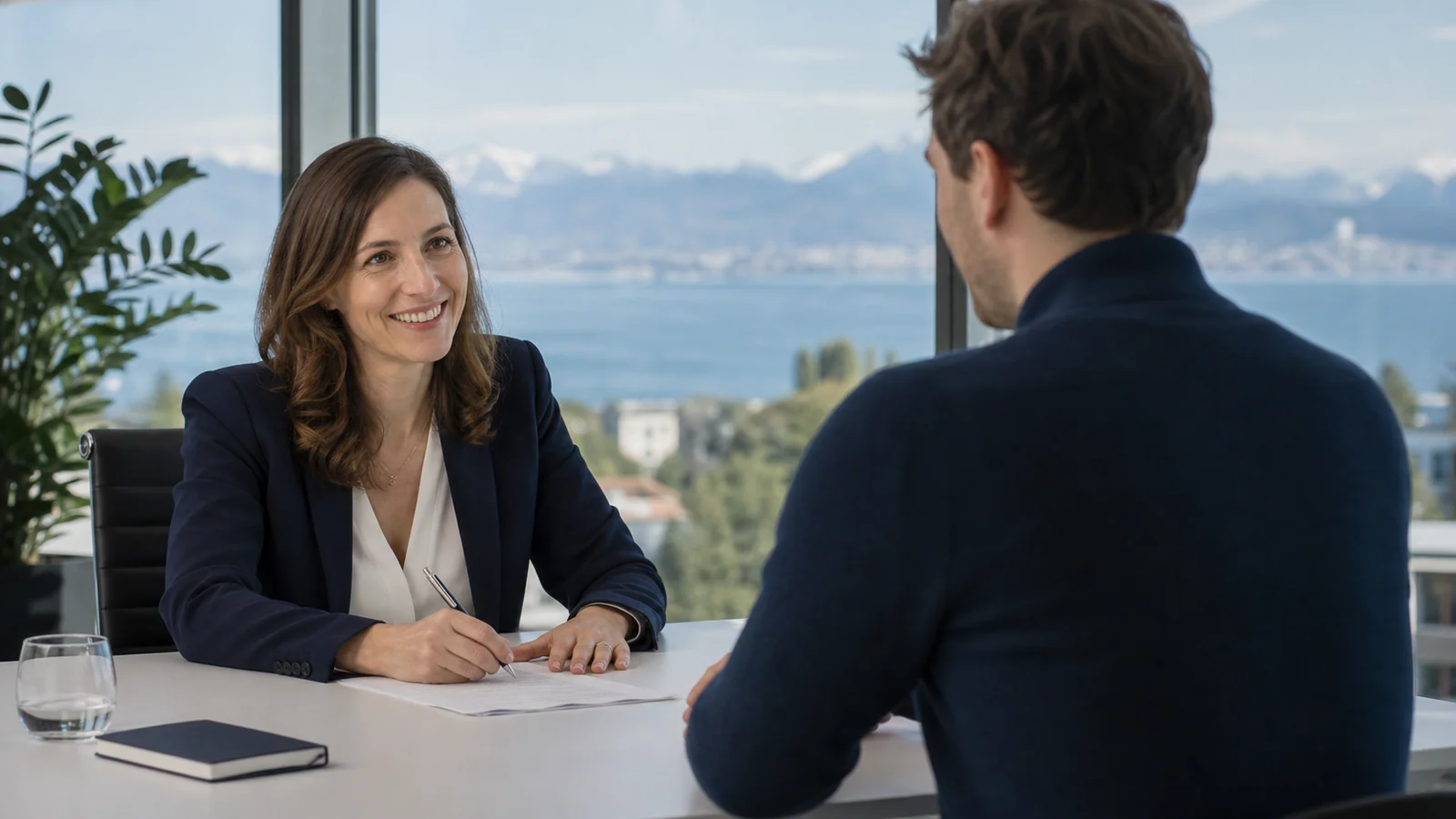 Responsable d’entreprise rencontrant un candidat à Lausanne