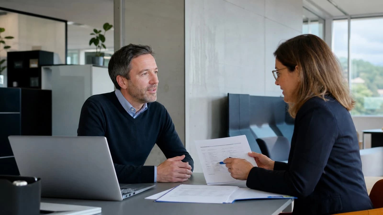Employeur échangeant avec une conseillère du service public de l'emploi