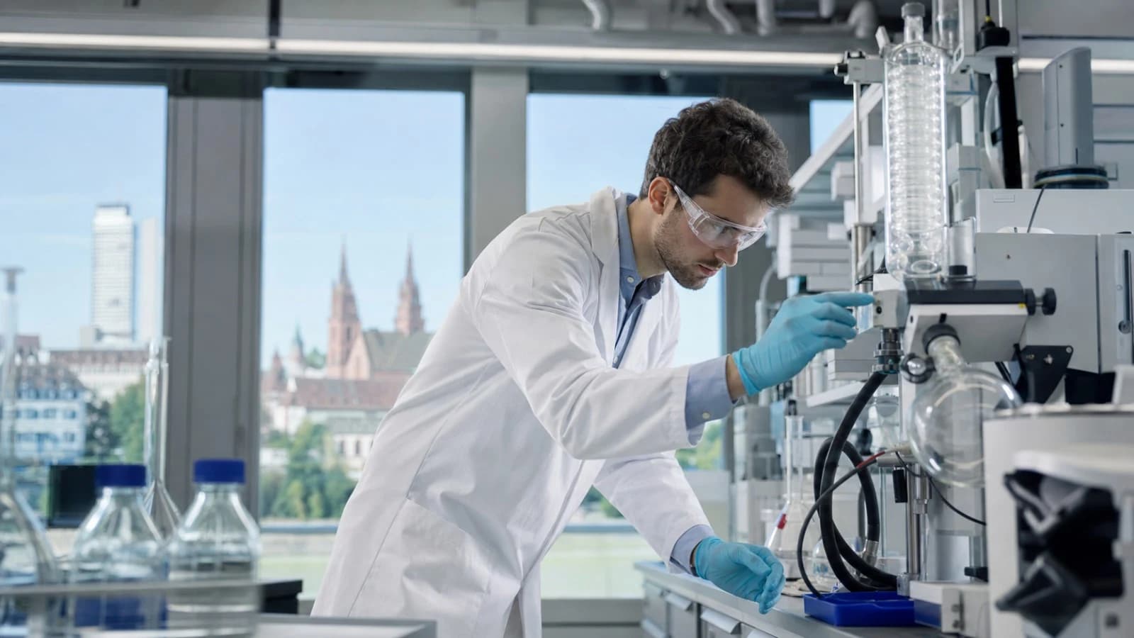 Jeune diplômé travaillant dans un laboratoire pharmaceutique suisse